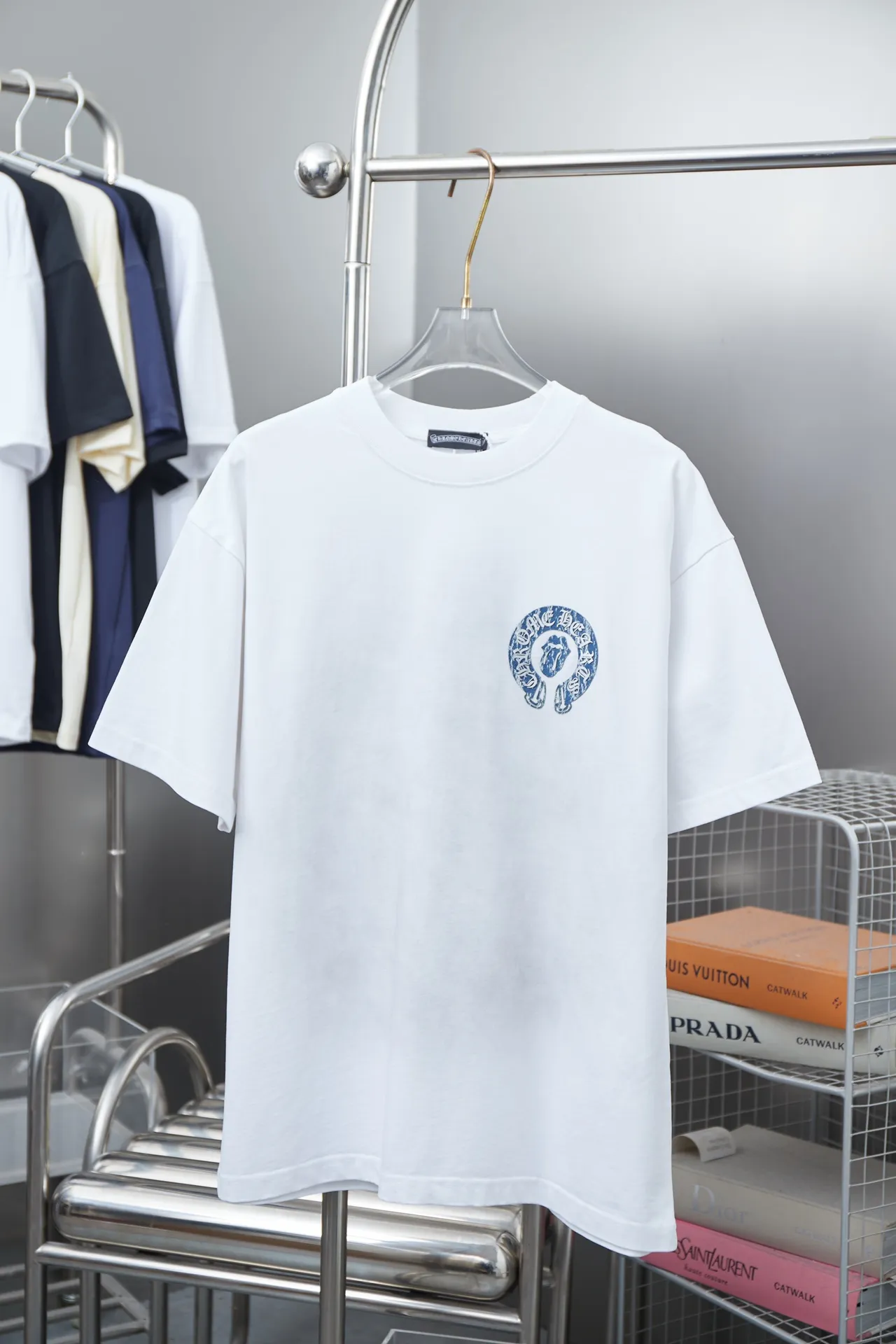🅿️220 Chrome Hearte 25SS early spring new model, denim patch contrasting letter logo printed short sleeves, light luxury, essential item for daily commuting for men and women, correct version, welcome to compare, detailed features · 280g 100% pure cotton double yarn jersey fabric · Custom dyed in the same cylinder, special thickened 32 count double-strand 1X1 thread · Cut denim splicing ➕ three-dimensional thick plate ➕ white ink direct-injection printing. Ready-made garments are dyed, then faded and fried with snowflakes, then washed to make them look old. Common washing improves the effect · Double-needle stitching across seams · Original main mark, washed tag, branded moisture-proof paper packaging Color: black/blue/white Size: S/M/L/XL